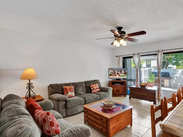 Продажа дома по адресу 16465 NE 26th Ave 18 - фото 7537075