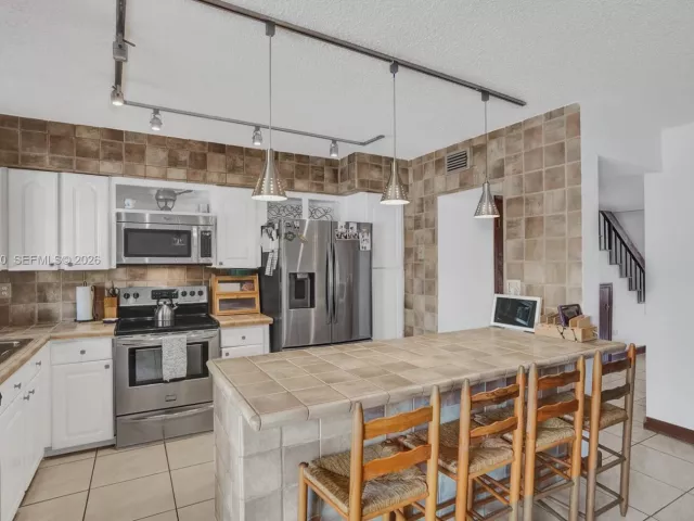 Продажа дома по адресу 16465 NE 26th Ave 18 - фото 7537076