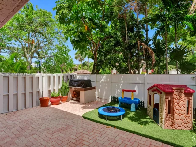 Продажа дома по адресу 16465 NE 26th Ave 18 - фото 7537077