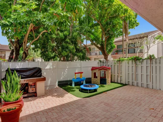 Продажа дома по адресу 16465 NE 26th Ave 18 - фото 7537078