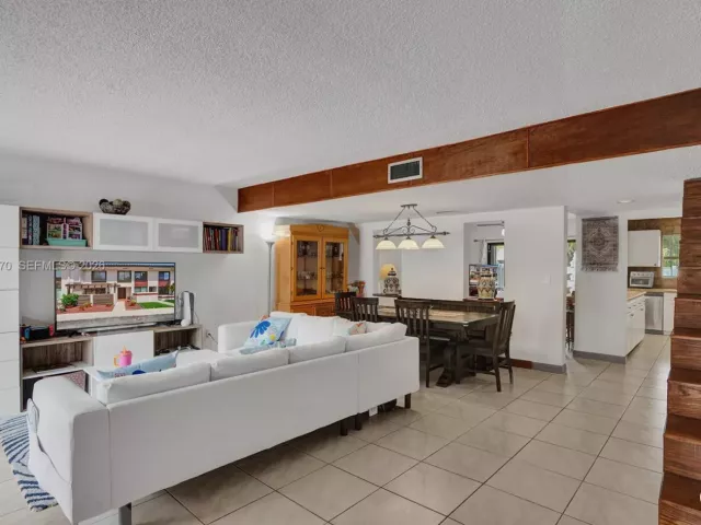 Продажа дома по адресу 16465 NE 26th Ave 18 - фото 7537079