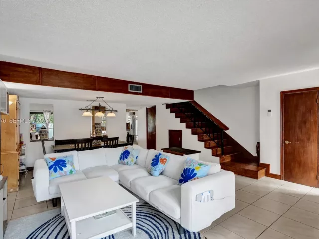 Продажа дома по адресу 16465 NE 26th Ave 18 - фото 7537080