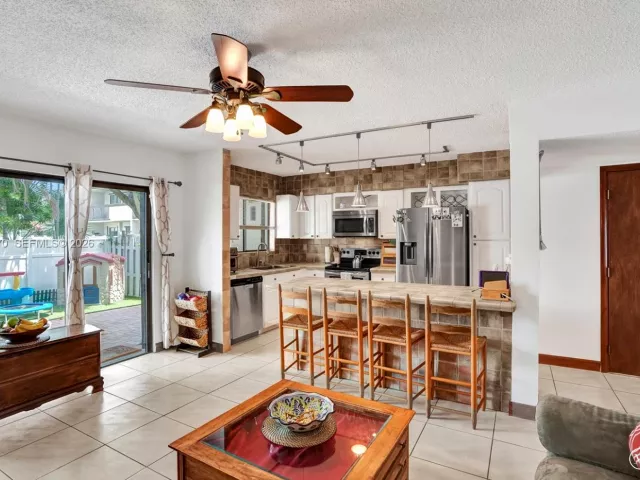 Продажа дома по адресу 16465 NE 26th Ave 18 - фото 7537072