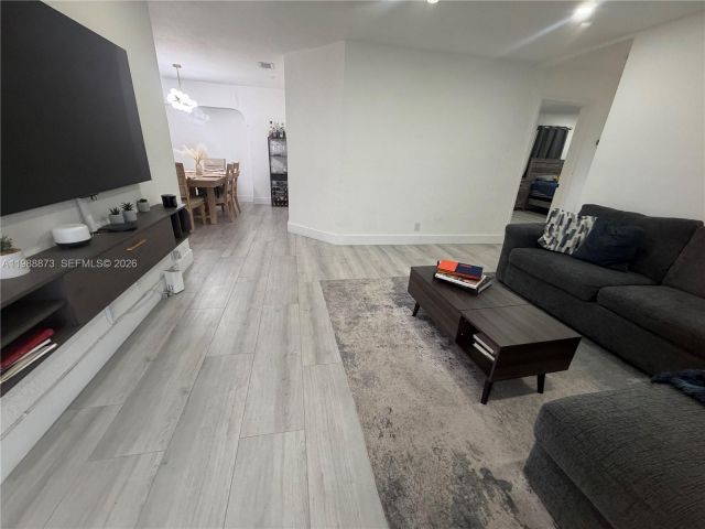 Дом в аренду по адресу 660 SW 30th Ter 0 - фото 7522990