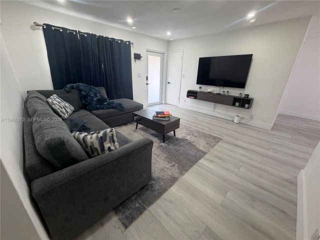 Дом в аренду по адресу 660 SW 30th Ter 0 - фото 7522991