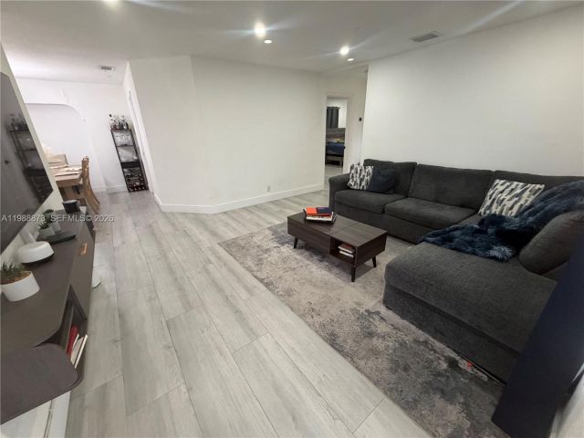 Дом в аренду по адресу 660 SW 30th Ter 0 - фото 7522993