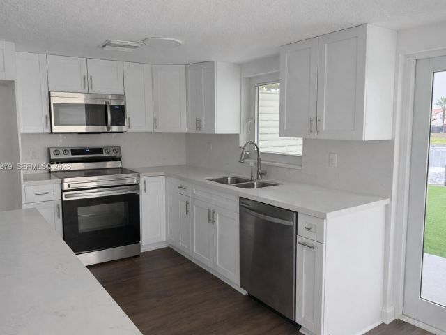 Продажа дома по адресу 4767 SW 154th Ave - фото 7524276