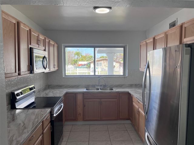 Продажа дома по адресу 3090 NW 29th St - фото 7524301