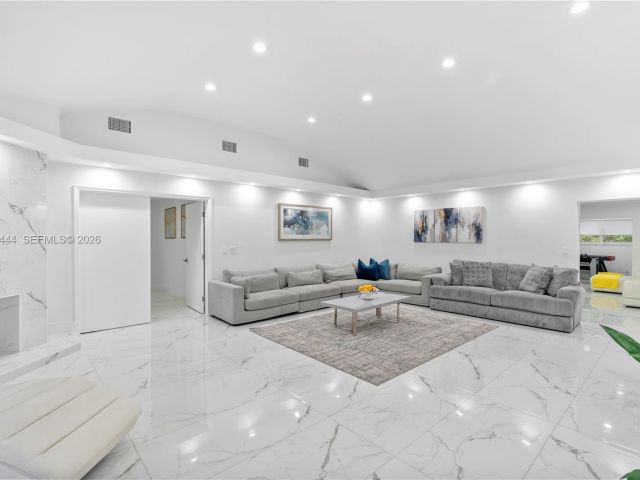 Дом в аренду по адресу 1247 Jackson St - фото 7524071