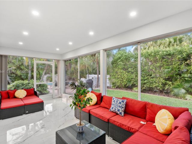 Дом в аренду по адресу 1247 Jackson St - фото 7524079