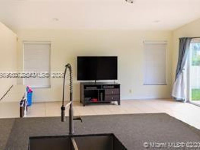 Дом в аренду по адресу 19150 SW 16th St - фото 7524709