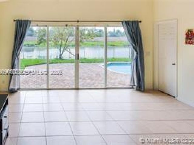 Дом в аренду по адресу 19150 SW 16th St - фото 7524710