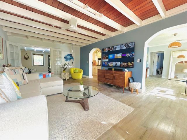 Дом в аренду по адресу 1175 NE 131st St - фото 7525890