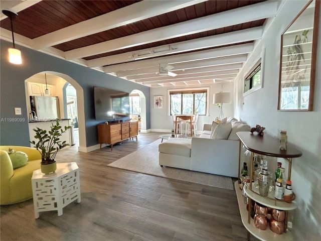 Дом в аренду по адресу 1175 NE 131st St - фото 7525892