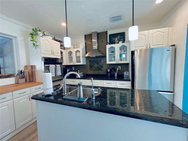 Дом в аренду по адресу 1175 NE 131st St - фото 7525895