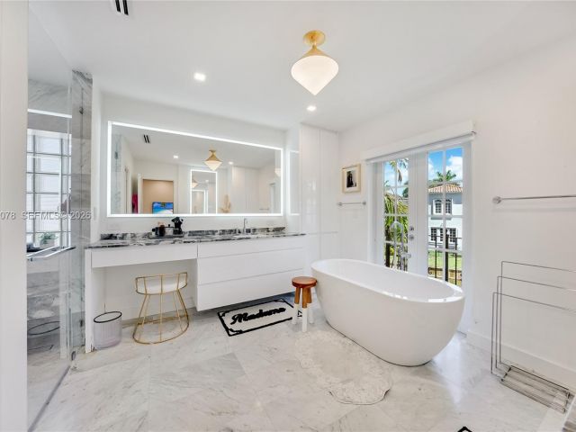 Продажа дома по адресу 20765 NE 32nd Ave - фото 7529467