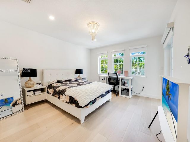 Продажа дома по адресу 20765 NE 32nd Ave - фото 7529475