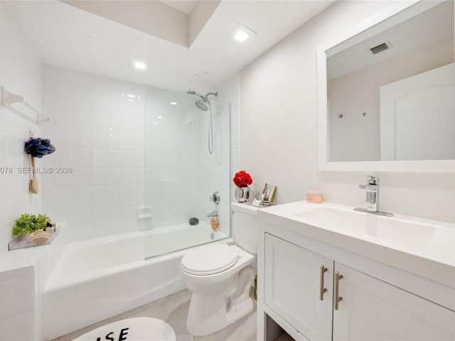 Продажа дома по адресу 20765 NE 32nd Ave - фото 7529476