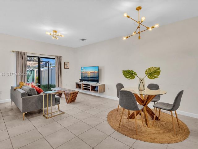 Дом в аренду по адресу 20433 NW 4th Ct - фото 7526567