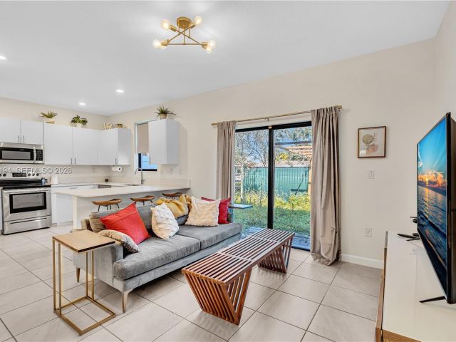 Дом в аренду по адресу 20433 NW 4th Ct - фото 7526568