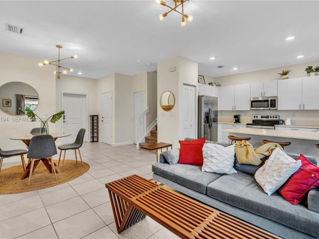 Дом в аренду по адресу 20433 NW 4th Ct - фото 7526569