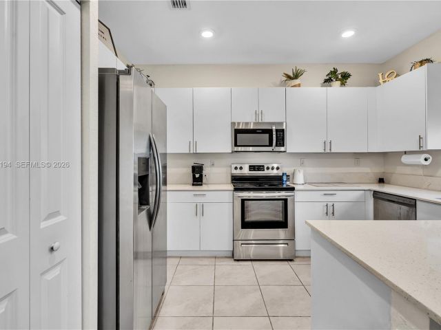 Дом в аренду по адресу 20433 NW 4th Ct - фото 7526571