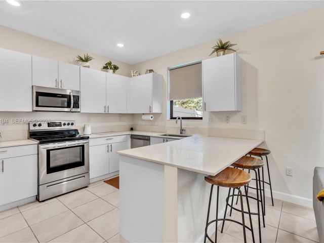 Дом в аренду по адресу 20433 NW 4th Ct - фото 7526572