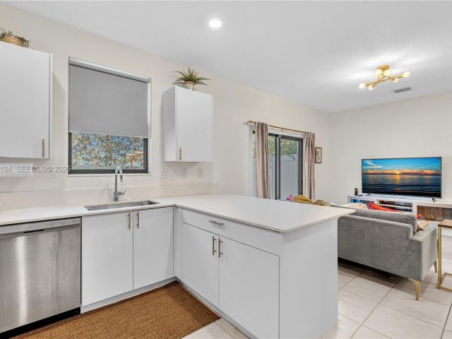 Дом в аренду по адресу 20433 NW 4th Ct - фото 7526573