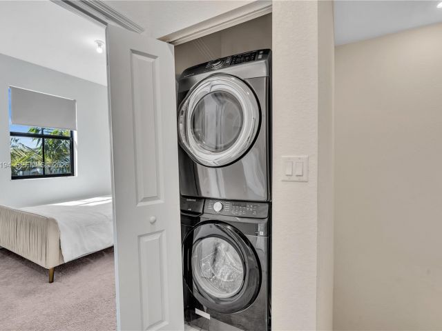 Дом в аренду по адресу 20433 NW 4th Ct - фото 7526576