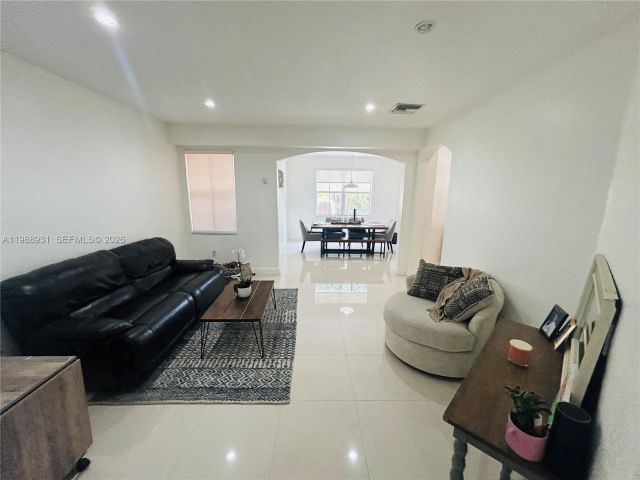 Дом в аренду по адресу 10963 NW 87th Ln 10963 - фото 7526243