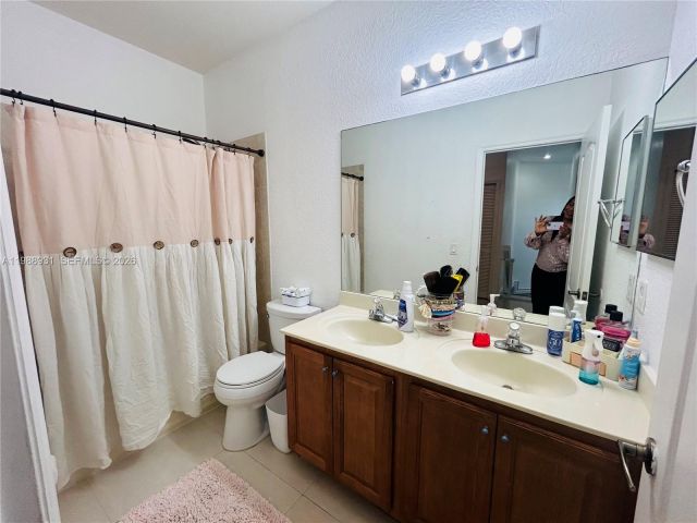 Дом в аренду по адресу 10963 NW 87th Ln 10963 - фото 7526256