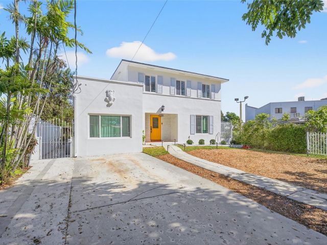 Продажа дома по адресу 2431 SW 4th St - фото 7526890