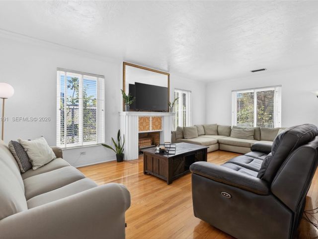 Продажа дома по адресу 2431 SW 4th St - фото 7526892