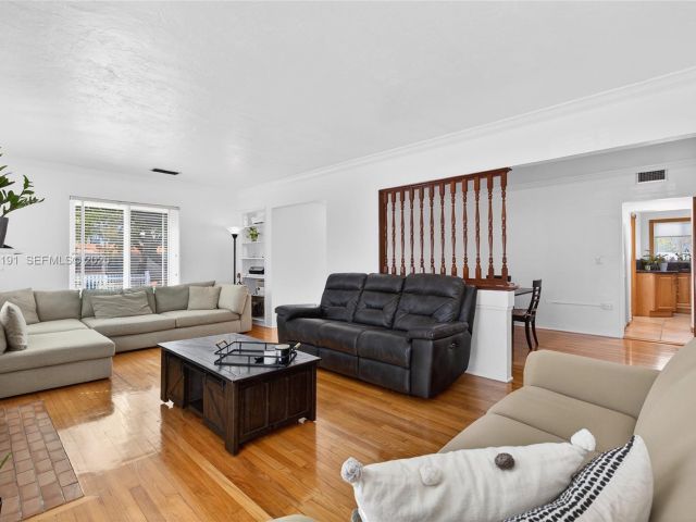 Продажа дома по адресу 2431 SW 4th St - фото 7526893