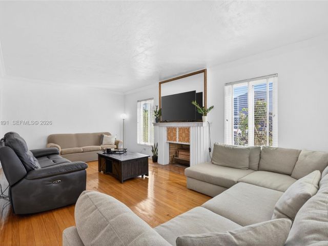 Продажа дома по адресу 2431 SW 4th St - фото 7526894