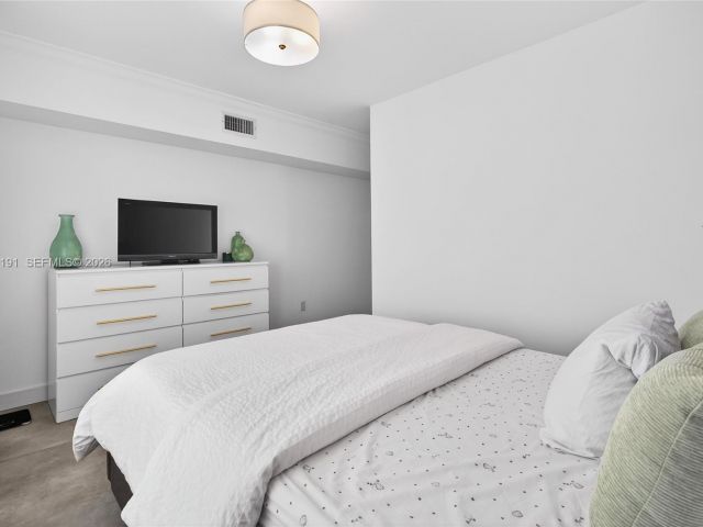 Продажа дома по адресу 2431 SW 4th St - фото 7526896