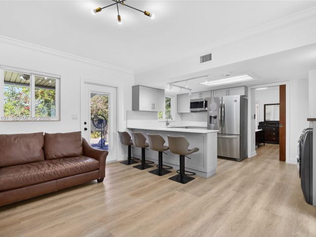 Продажа дома по адресу 2431 SW 4th St - фото 7526899