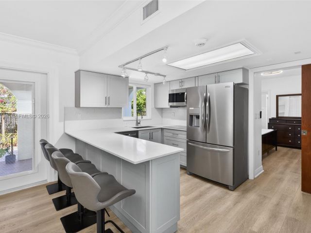 Продажа дома по адресу 2431 SW 4th St - фото 7526900