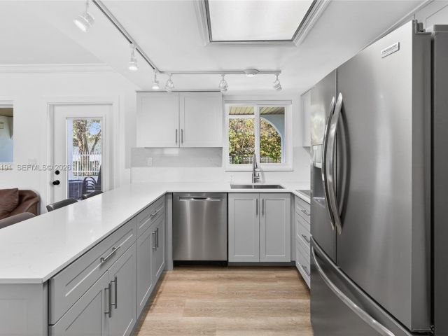 Продажа дома по адресу 2431 SW 4th St - фото 7526901