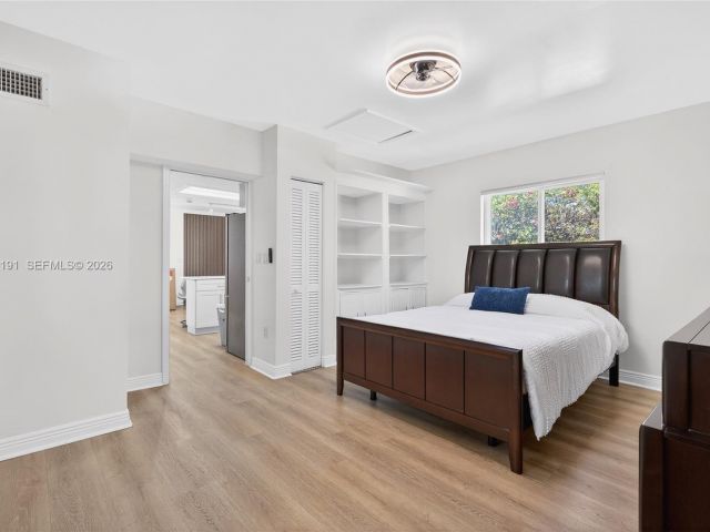 Продажа дома по адресу 2431 SW 4th St - фото 7526903