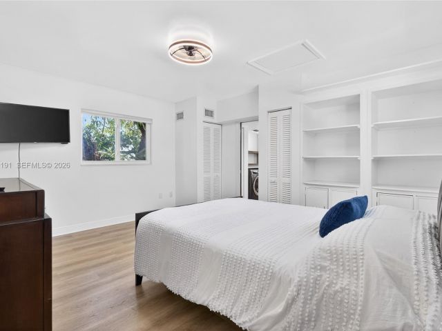 Продажа дома по адресу 2431 SW 4th St - фото 7526904