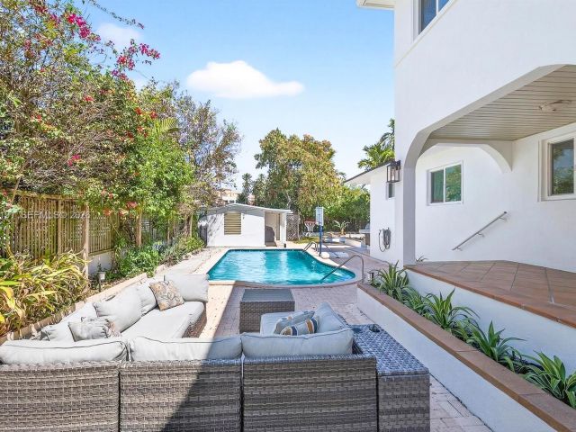 Продажа дома по адресу 2431 SW 4th St - фото 7526906