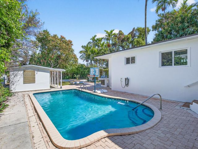 Продажа дома по адресу 2431 SW 4th St - фото 7526907