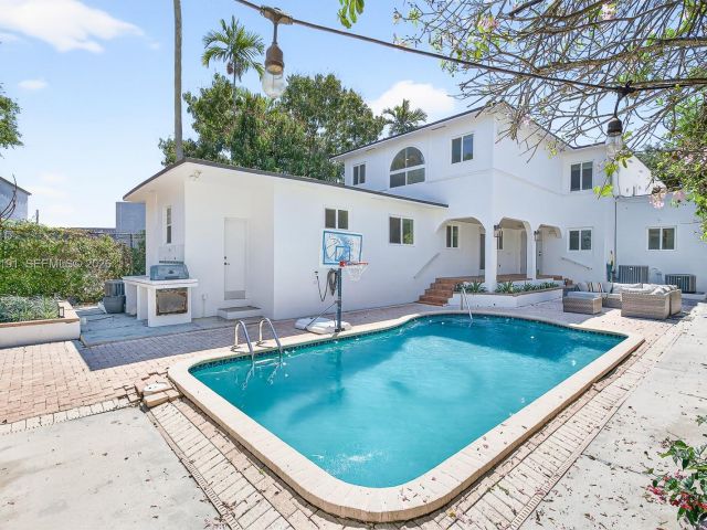 Продажа дома по адресу 2431 SW 4th St - фото 7526908