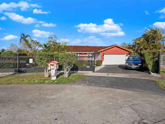 Продажа дома по адресу 4210 SW 134th Ave - фото 7526956