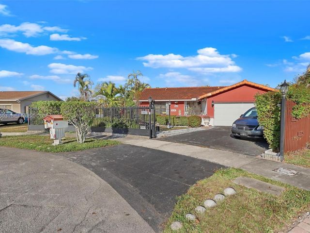 Продажа дома по адресу 4210 SW 134th Ave - фото 7526957