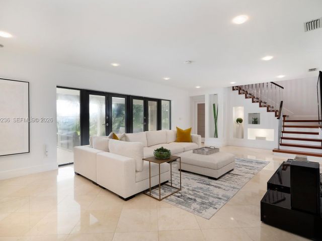 Дом в аренду по адресу 3425 Alhambra Cir - фото 7528245