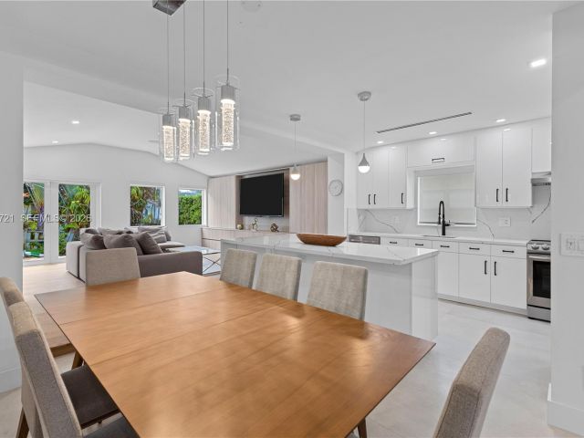 Продажа дома по адресу 8926 Emerson Ave - фото 7526129