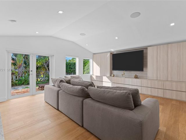 Продажа дома по адресу 8926 Emerson Ave - фото 7526135