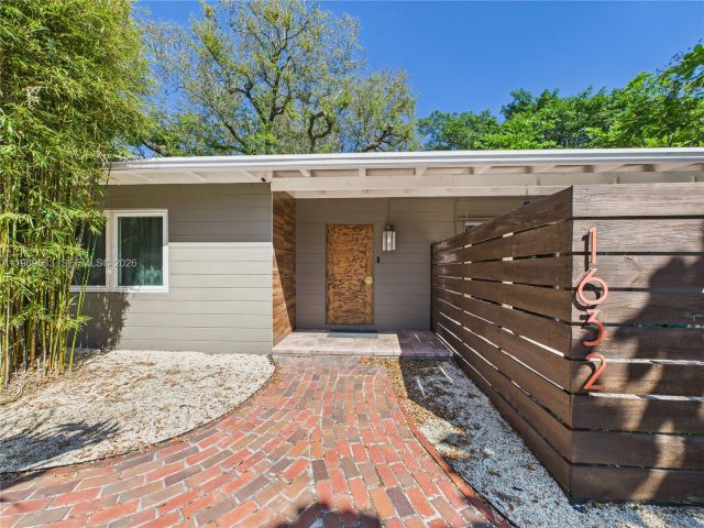 Дом в аренду по адресу 1632 SW 28th Ave 0 - фото 7526755